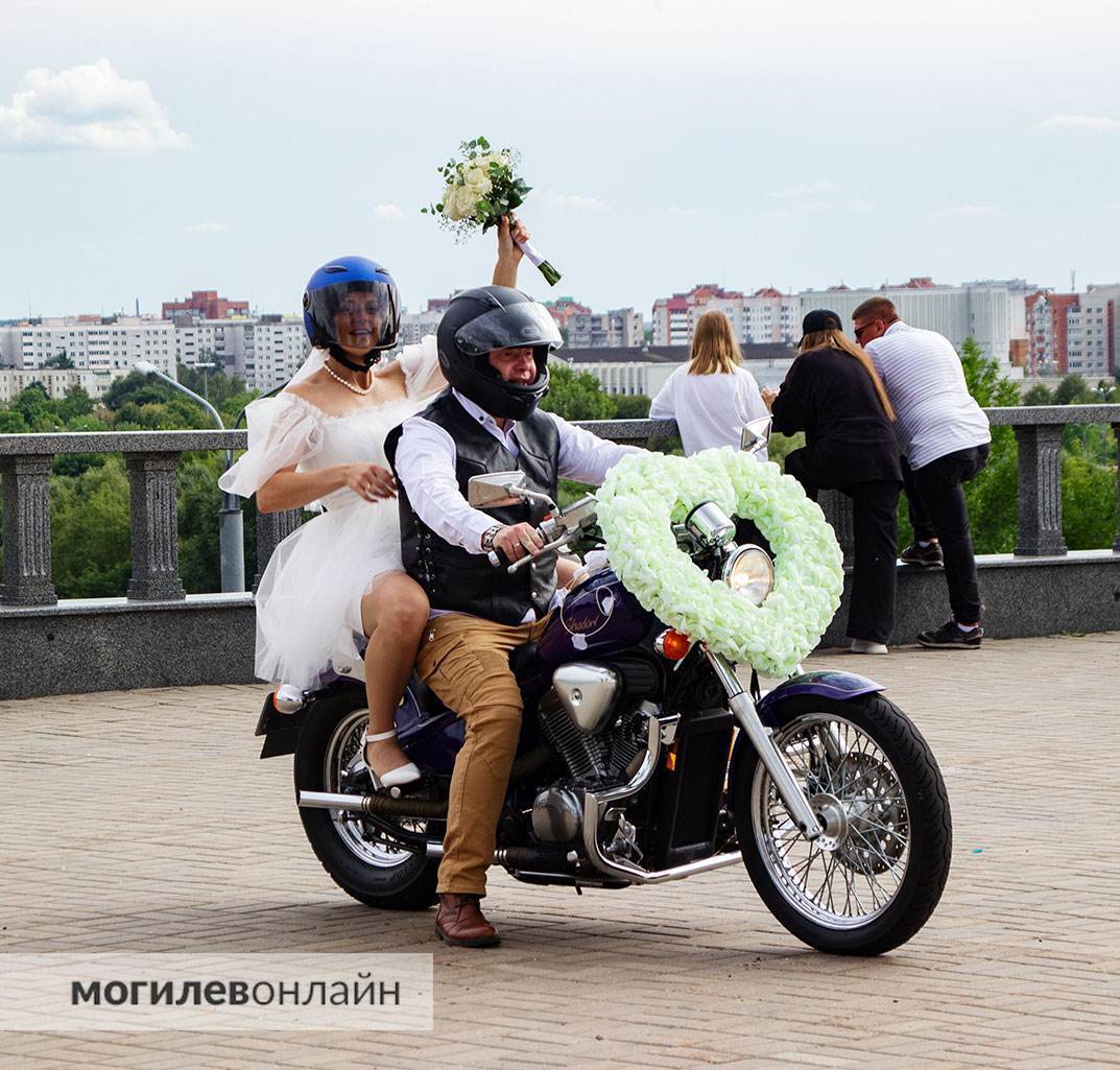 «Людмила лайкала мои видео в ТикТок — так и познакомились!» — на выходных в Могилеве шумела байкерская свадьба. Побывали на торжестве и поговорили с молодоженами