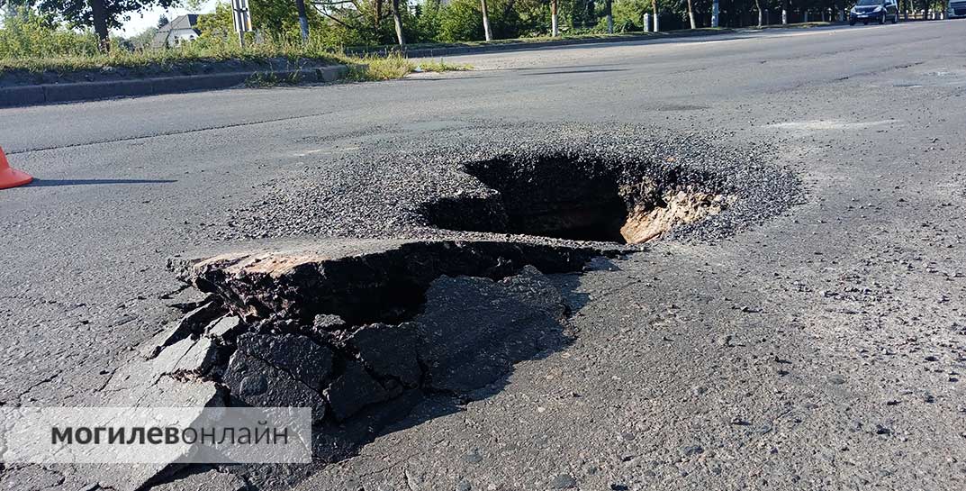 На проспекте Мира в Могилеве асфальт провалился так, что в дороге образовалась глубокая дыра