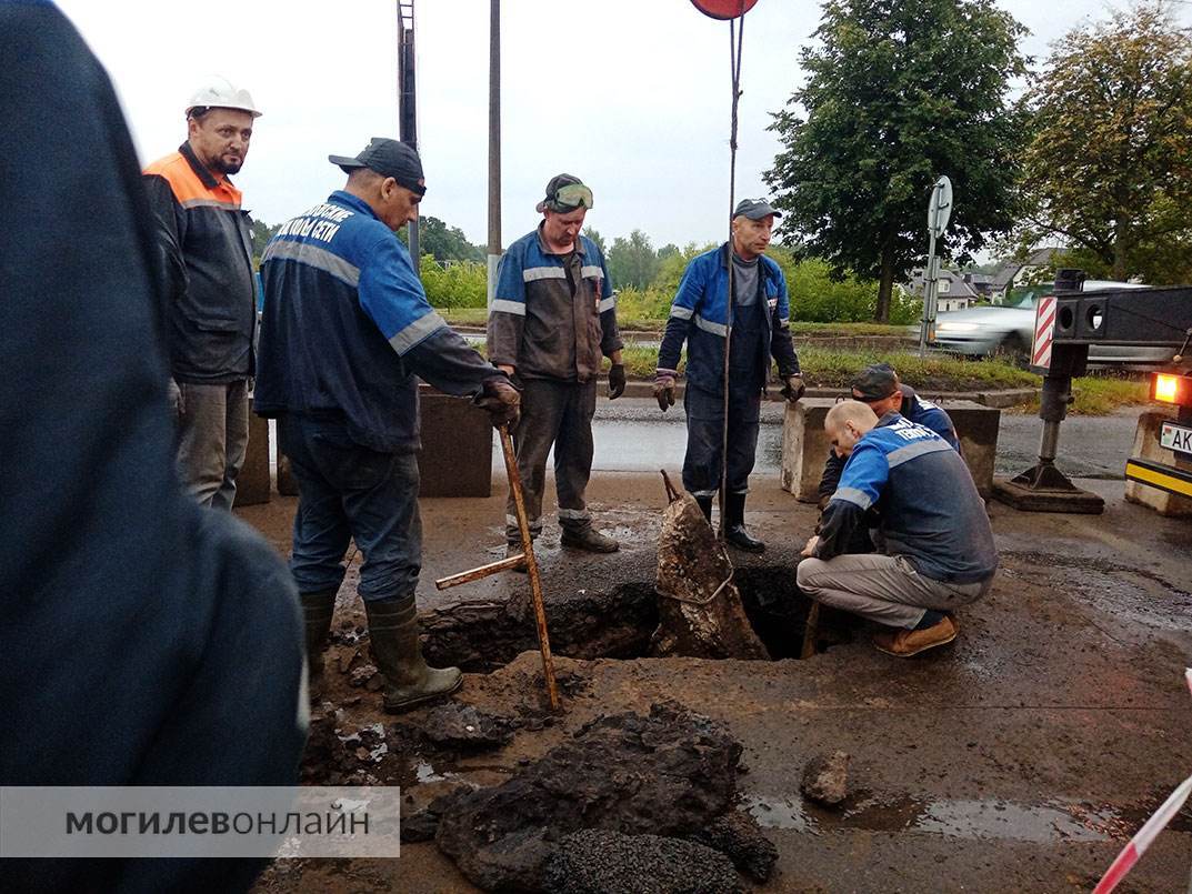 «Время и соль сделали свое дело». На Первомайской в Могилеве восстанавливают провалившийся асфальт