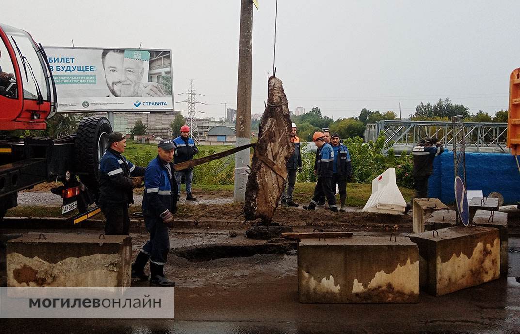 «Время и соль сделали свое дело». На Первомайской в Могилеве восстанавливают провалившийся асфальт