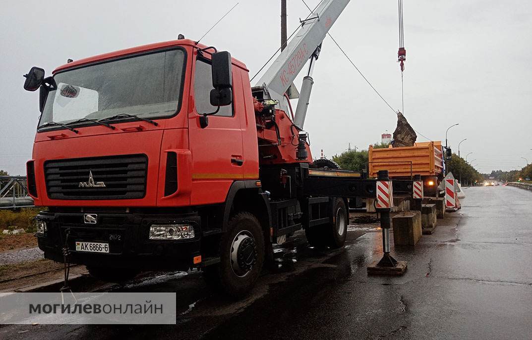 «Время и соль сделали свое дело». На Первомайской в Могилеве восстанавливают провалившийся асфальт