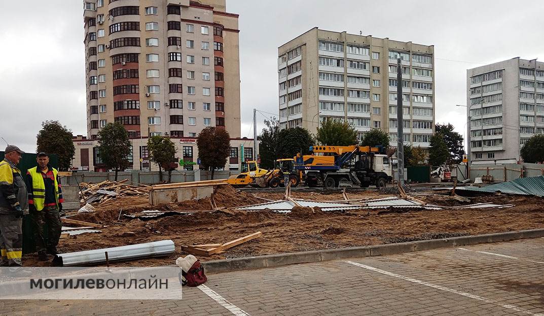 Вчера из-за сильного ветра на стройке подземного пешеходного перехода в Могилеве улетел забор