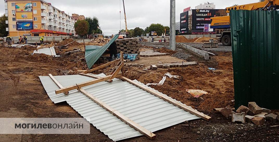 Вчера из-за сильного ветра на стройке подземного пешеходного перехода в Могилеве улетел забор