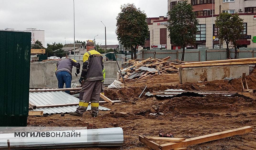 Вчера из-за сильного ветра на стройке подземного пешеходного перехода в Могилеве улетел забор