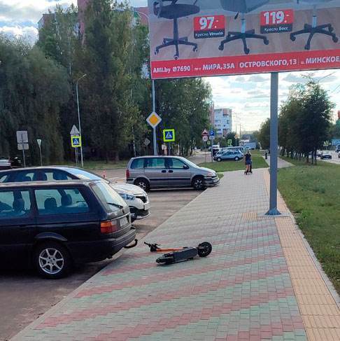 Пьяный водитель в Могилеве проехался по тротуару — побиты 2 машины и самокат