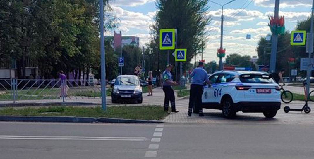 Пьяный водитель в Могилеве проехался по тротуару — побиты 2 машины и самокат