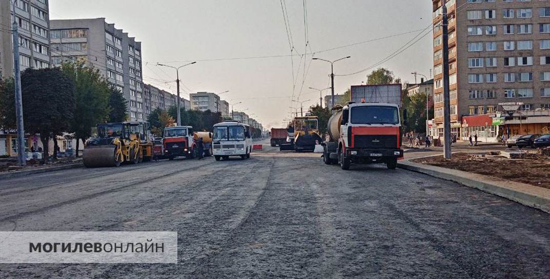 После стройки подземного пешеходного перехода перекресток Островского и проспекта Пушкина приобретает обычный вид — улицу готовят к открытию движения