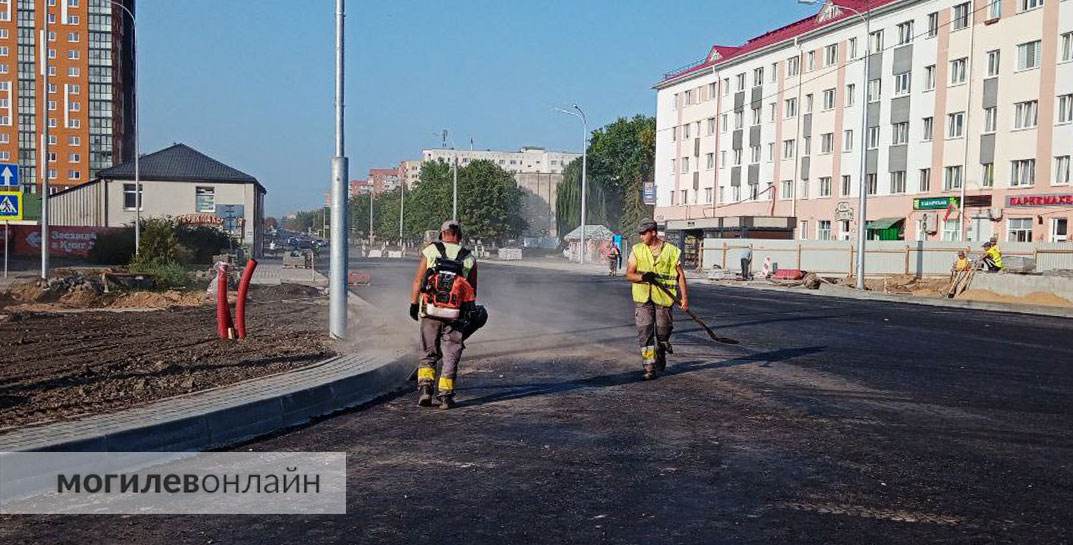 После стройки подземного пешеходного перехода перекресток Островского и проспекта Пушкина приобретает обычный вид — улицу готовят к открытию движения