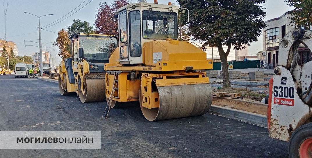 После стройки подземного пешеходного перехода перекресток Островского и проспекта Пушкина приобретает обычный вид — улицу готовят к открытию движения