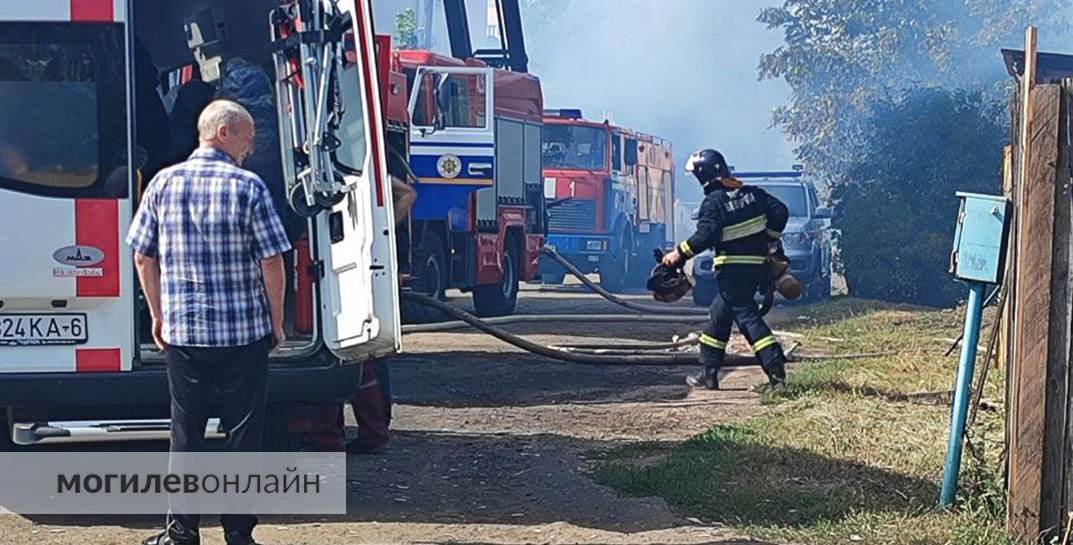 Серьезный пожар в Могилеве по улице Кожевенной. На месте много пожарных, скорые — пострадал сотрудник МЧС