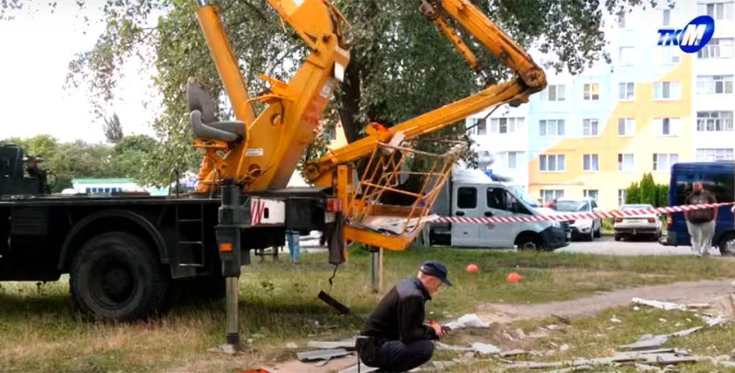 В Мозыре с четвертого этажа упала люлька автовышки с двумя рабочими: один мужчина погиб, второй — в тяжелом состоянии