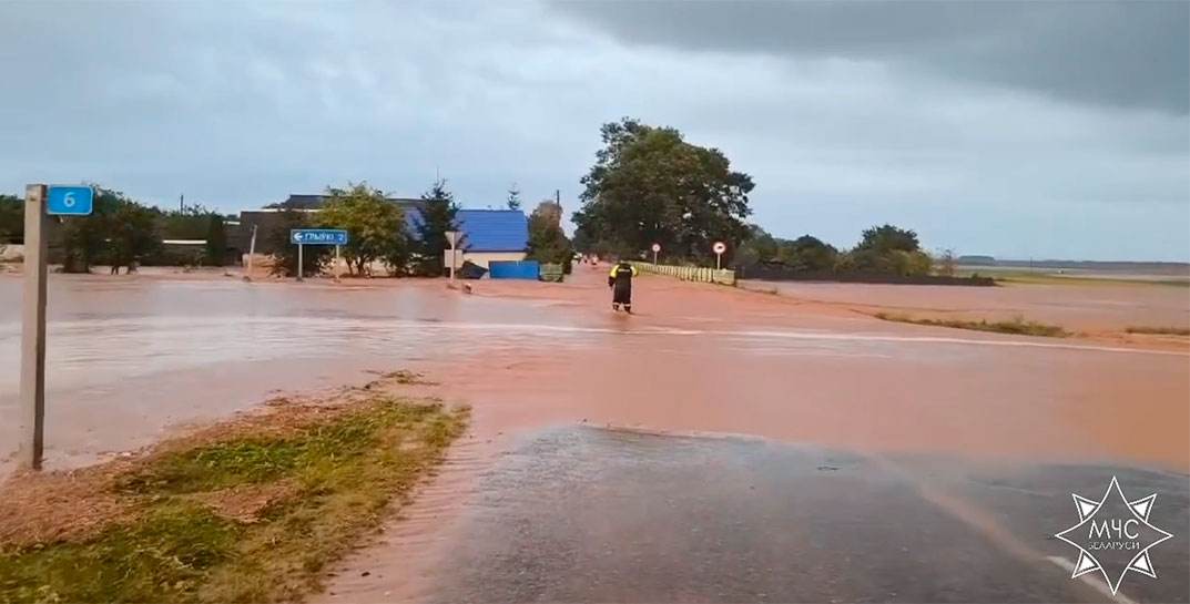 «Уровень воды в домах доходил до 30 сантиметров». Сильный ливень подтопил несколько деревень в Гродненской области