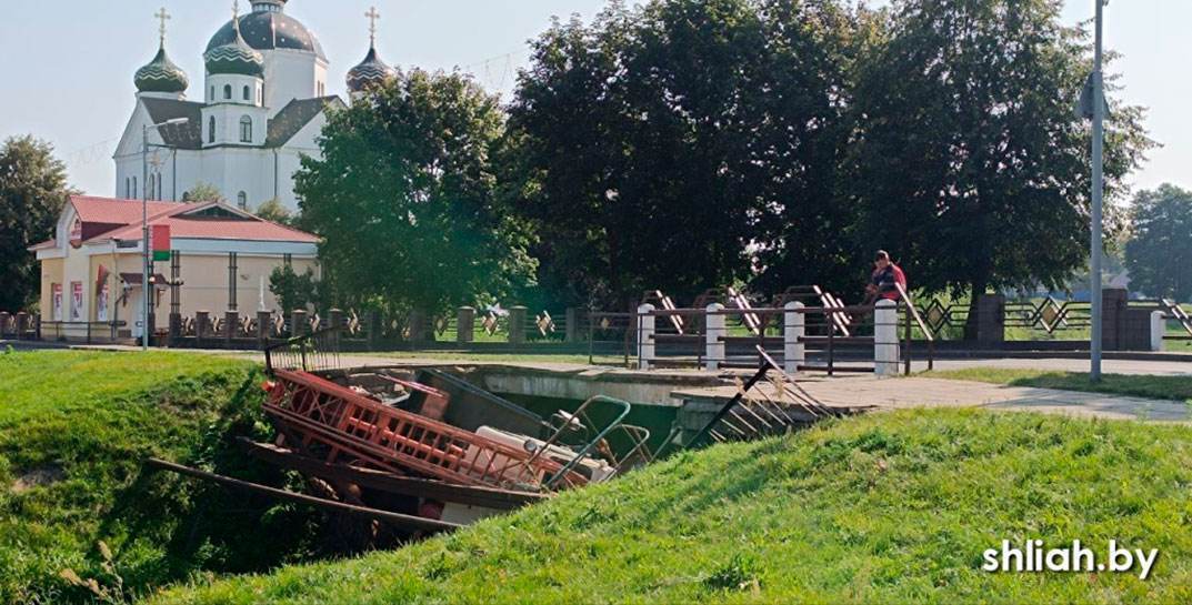 Четверг с инцидентами: в Сморгони под проезжающей автовышкой рухнул мост, а в Солигорске — под землю провалился трактор