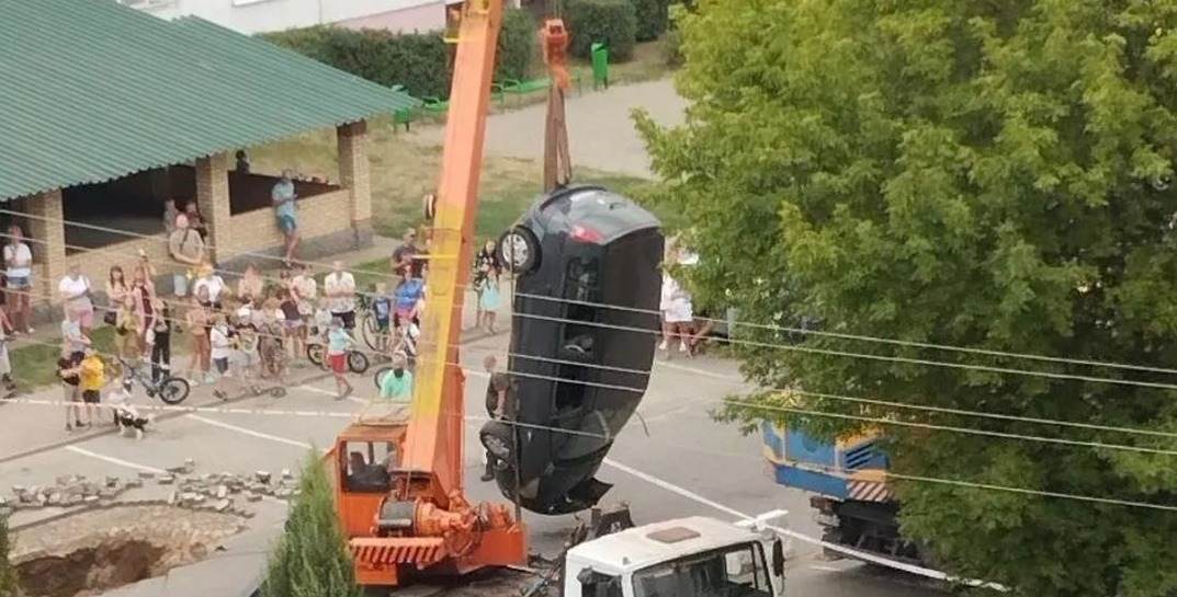 В «Могилевоблводоканале» рассказали, из-за чего в Бобруйске автомобиль провалился под землю и кто компенсирует ущерб