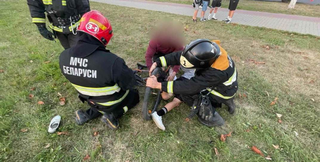 В Могилеве нога ребенка застряла в прутьях игровой площадки, а в Белыничах — в колесе велосипеда. В обоих случаях потребовалась помощь спасателей