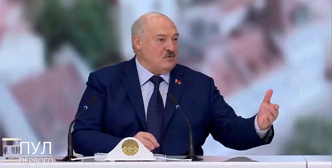 Лукашенко заявил, что продолжит практику помилования осужденных