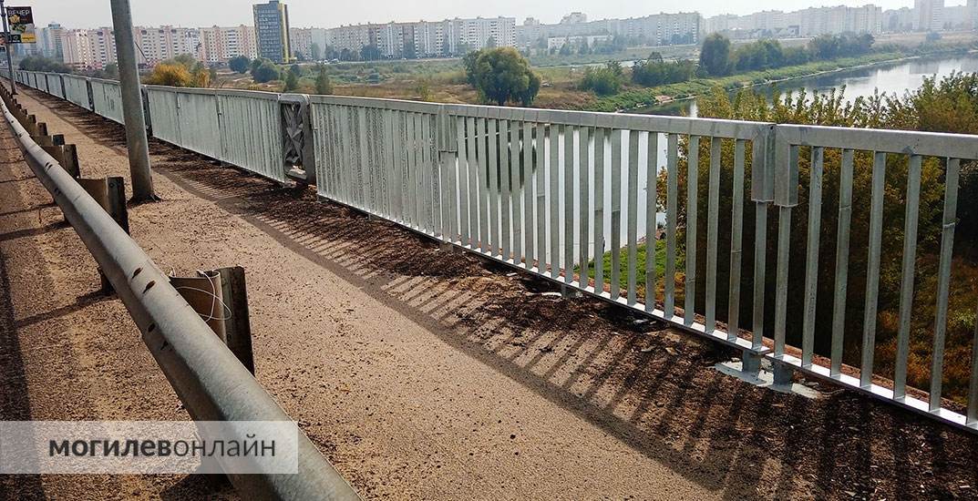 На мосту по улице Королева в Могилеве работает спецтехника — меняют перила