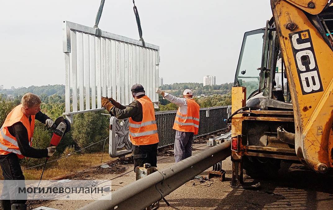 На мосту по улице Королева в Могилеве работает спецтехника — меняют перила