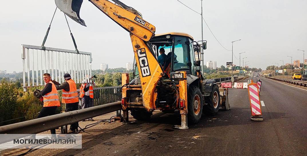 На мосту по улице Королева в Могилеве работает спецтехника — меняют перила