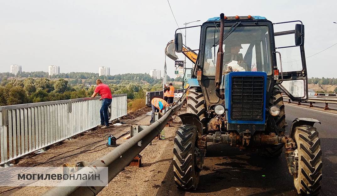 На мосту по улице Королева в Могилеве работает спецтехника — меняют перила