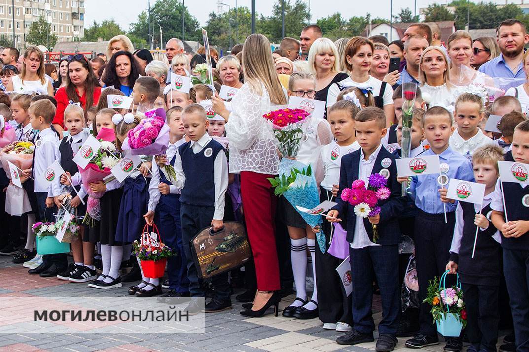 Первый звонок прозвенел в новой школе № 24 на Стасова — красная ленточка перерезана, двери учебного заведения открылись для могилевских школьников