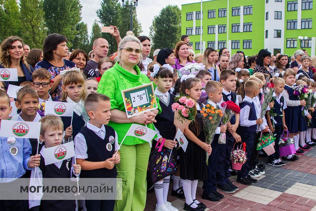 Первый звонок прозвенел в новой школе № 24 на Стасова — красная ленточка перерезана, двери учебного заведения открылись для могилевских школьников