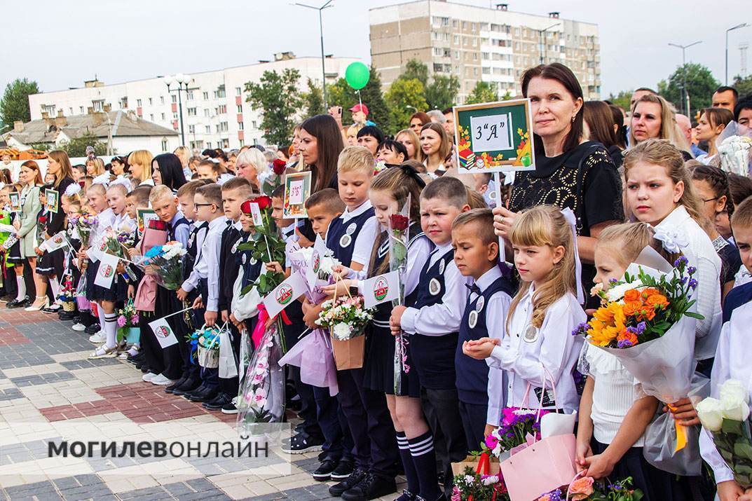 Первый звонок прозвенел в новой школе № 24 на Стасова — красная ленточка перерезана, двери учебного заведения открылись для могилевских школьников