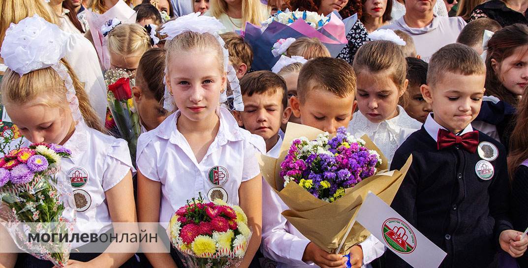 Первый звонок прозвенел в новой школе № 24 на Стасова — красная ленточка перерезана, двери учебного заведения открылись для могилевских школьников