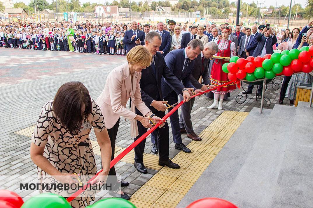 Первый звонок прозвенел в новой школе № 24 на Стасова — красная ленточка перерезана, двери учебного заведения открылись для могилевских школьников