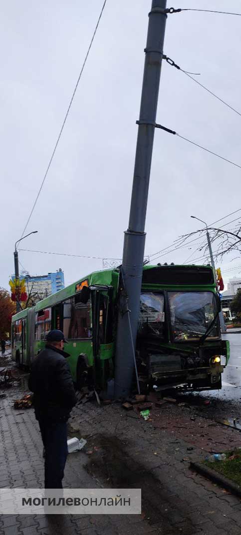 В Могилеве автобус врезался в столб