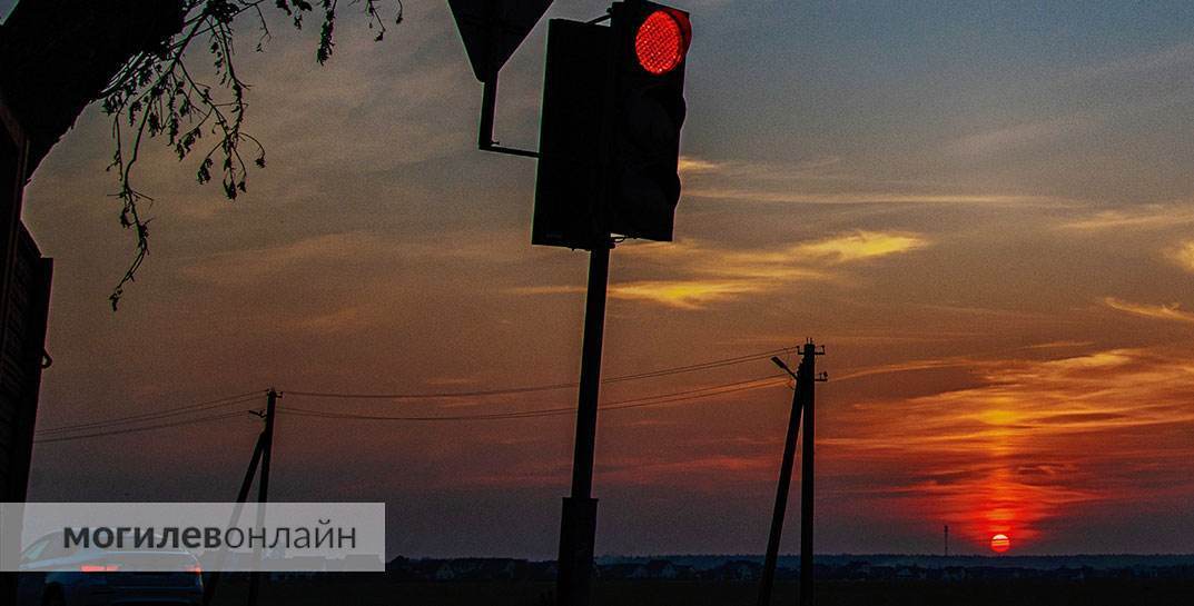 Правила не для всех? ГАИ показала, как в Могилеве водители ездят на красный свет