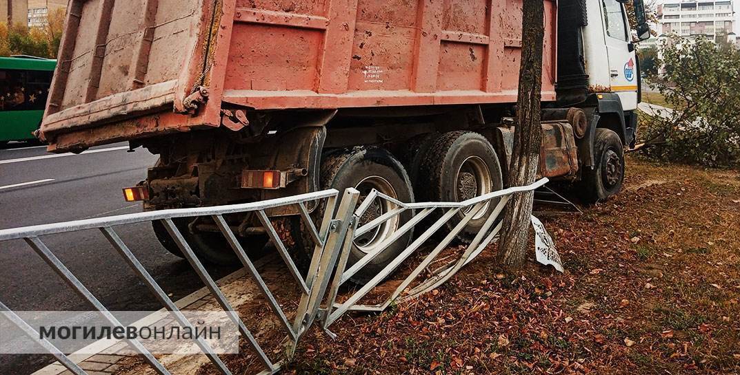 Авария на проспекте Димитрова в Могилеве — МАЗ с песком пробил ограждение и вылетел на газон