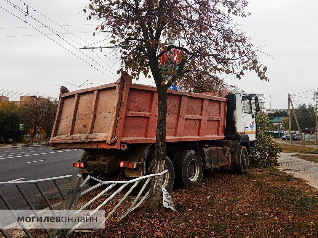 Авария на проспекте Димитрова в Могилеве — МАЗ с песком пробил ограждение и вылетел на газон