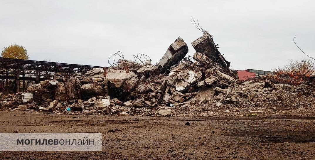 На территории старейшего в Могилеве завода «Строммашина» продолжаются работы по сносу цехов