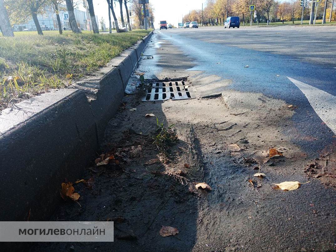 Тогда провал устранили и сейчас, по всей видимости, ремонт продолжается дальше — на участке дороги перекрыта одна правая полоса (на направлению в город).

Однако, это еще не все проблемы: от улицы Танковой в сторону кольца завода Лифтмаш (по другой стороне проспекта Мира) начали проваливаться люки ливневой канализации. Несмотря на то, что провалы находятся ближе к бордюрам, вполне вероятно угодить в такой скол колесом.

Ничего хорошего такая встреча с ямой не сулит: можно сломать подвеску, а то и вырвать колесо, если оно небольшое.