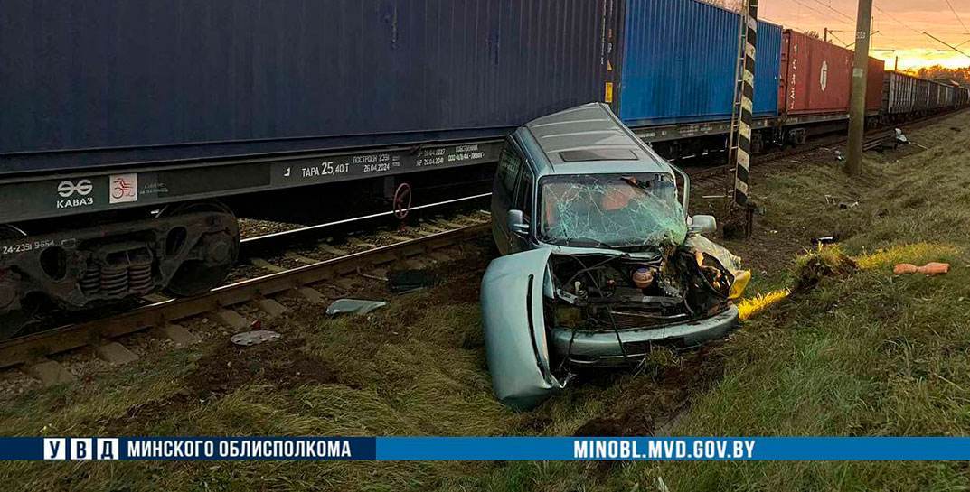 Под Борисовом минивэн попал под грузовой поезд — водитель погибла