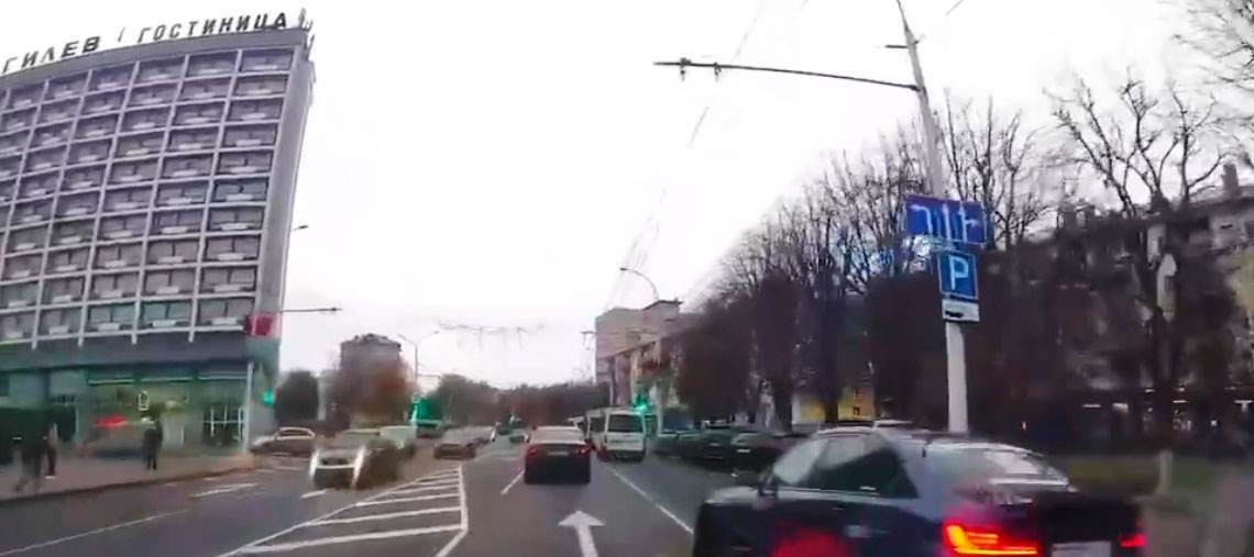 На дорогах Могилева — как в кино. Но ГАИ не оценит такие «трюки»