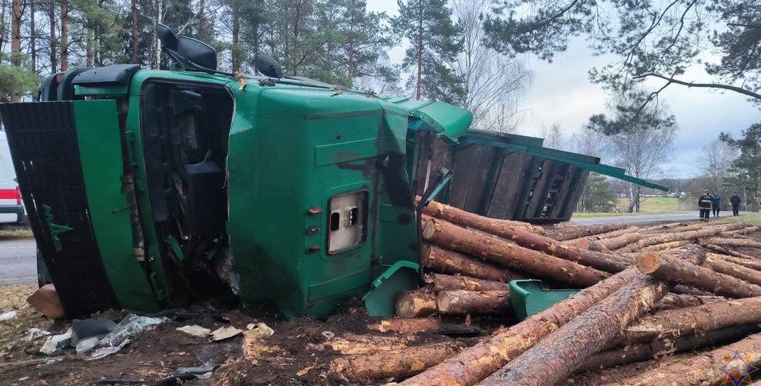 В Белыничском районе перевернулся лесовоз — пострадал водитель