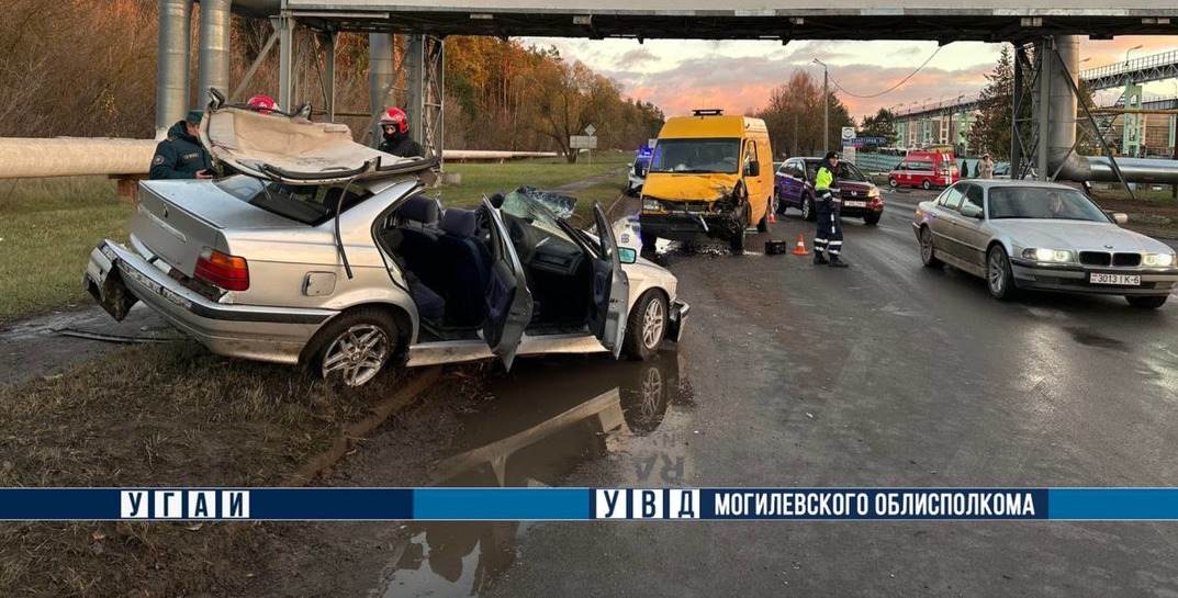 Серьезное ДТП в Могилеве: столкнулись Mercedes и BMW, пострадали два человека