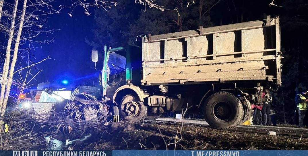 В Витебской области легковушка столкнулась с грузовиком — погибли три человека