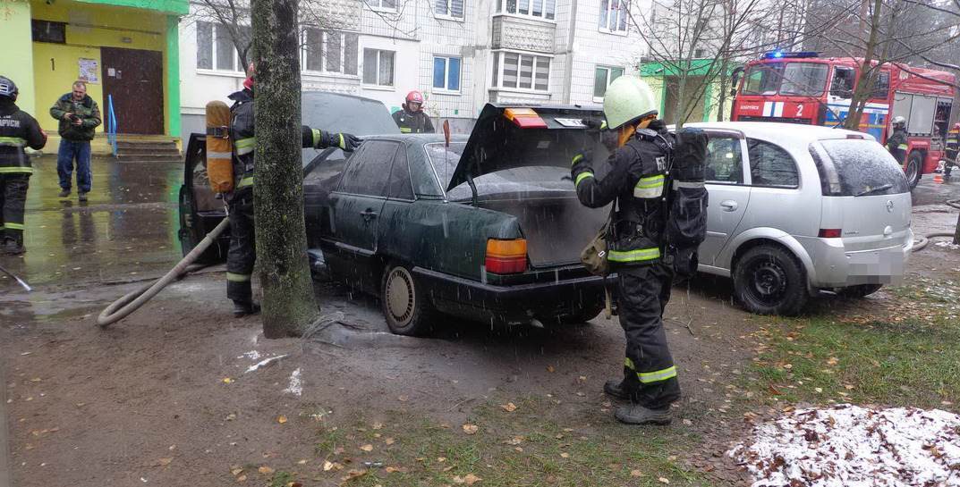 В Бобруйске загорелся автомобиль, припаркованный во дворе многоэтажки