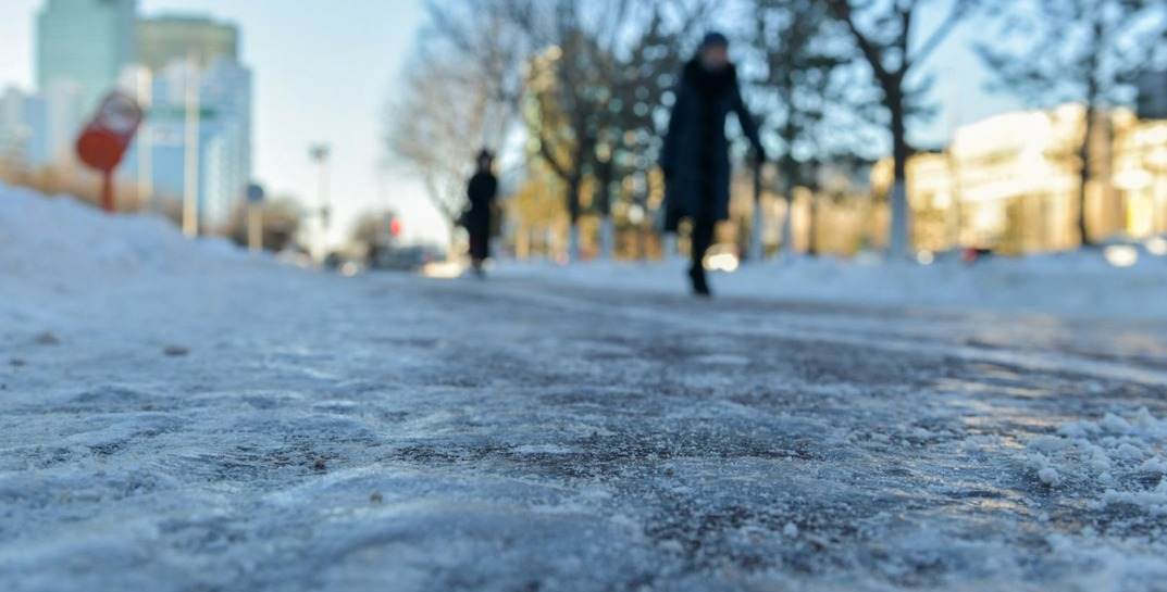 Белоруска упала на обледеневшем тротуаре и сломала руку, а потом отсудила у исполкома 10 тысяч рублей