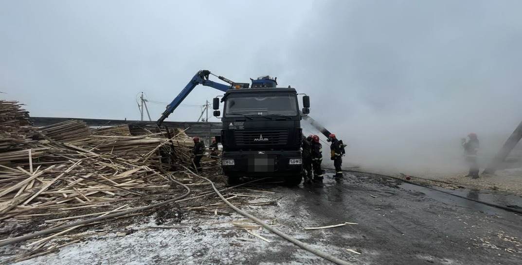 В Могилевском районе вспыхнул пожар на пилораме