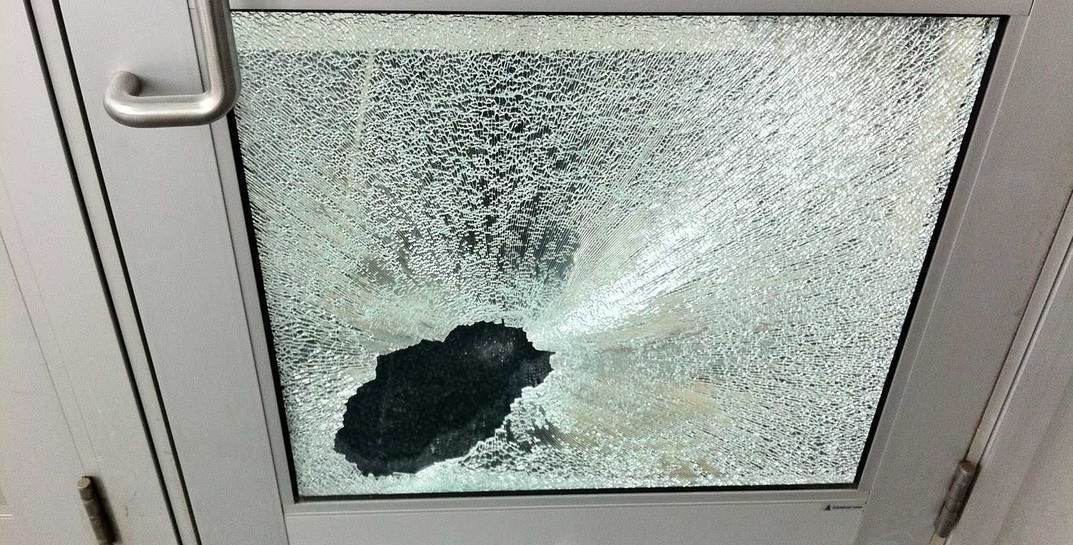 В Могилеве женщина хотела эффектно выйти из заведения, а в итоге разбила дверь
