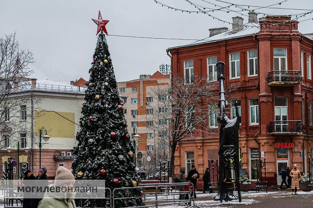 Атмосфера праздника — в каждом уголке. Посмотрите, как в преддверии Нового года выглядит Могилев