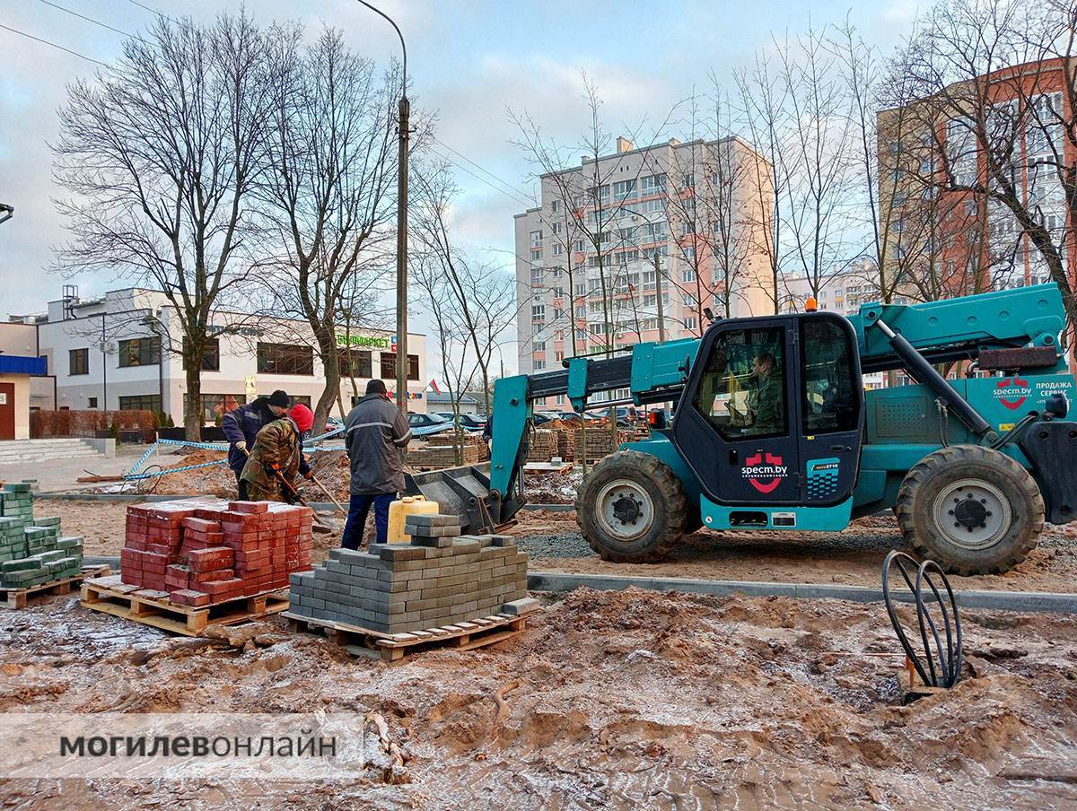 В сквере 700-летия Могилева продолжаются работы по благоустройству. К Новому году обещают закончить