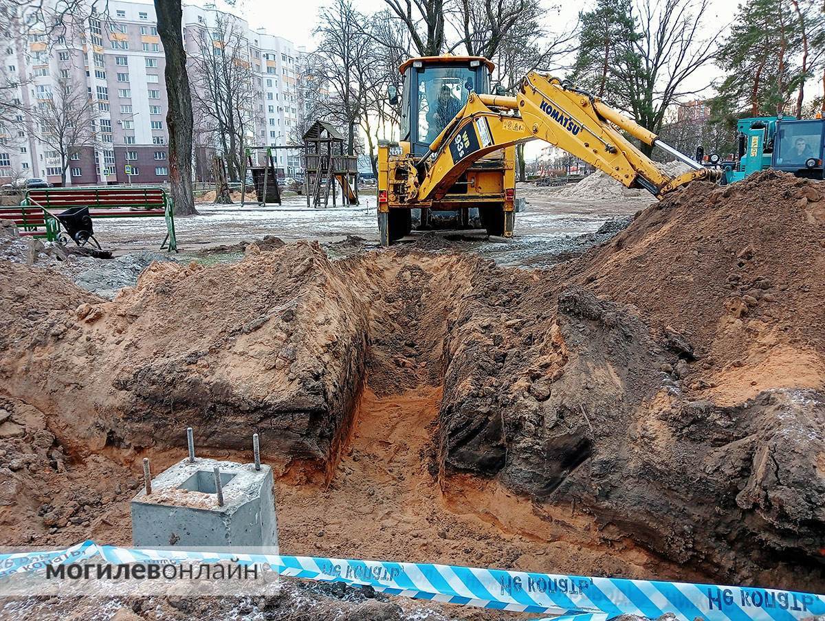 В сквере 700-летия Могилева продолжаются работы по благоустройству. К Новому году обещают закончить