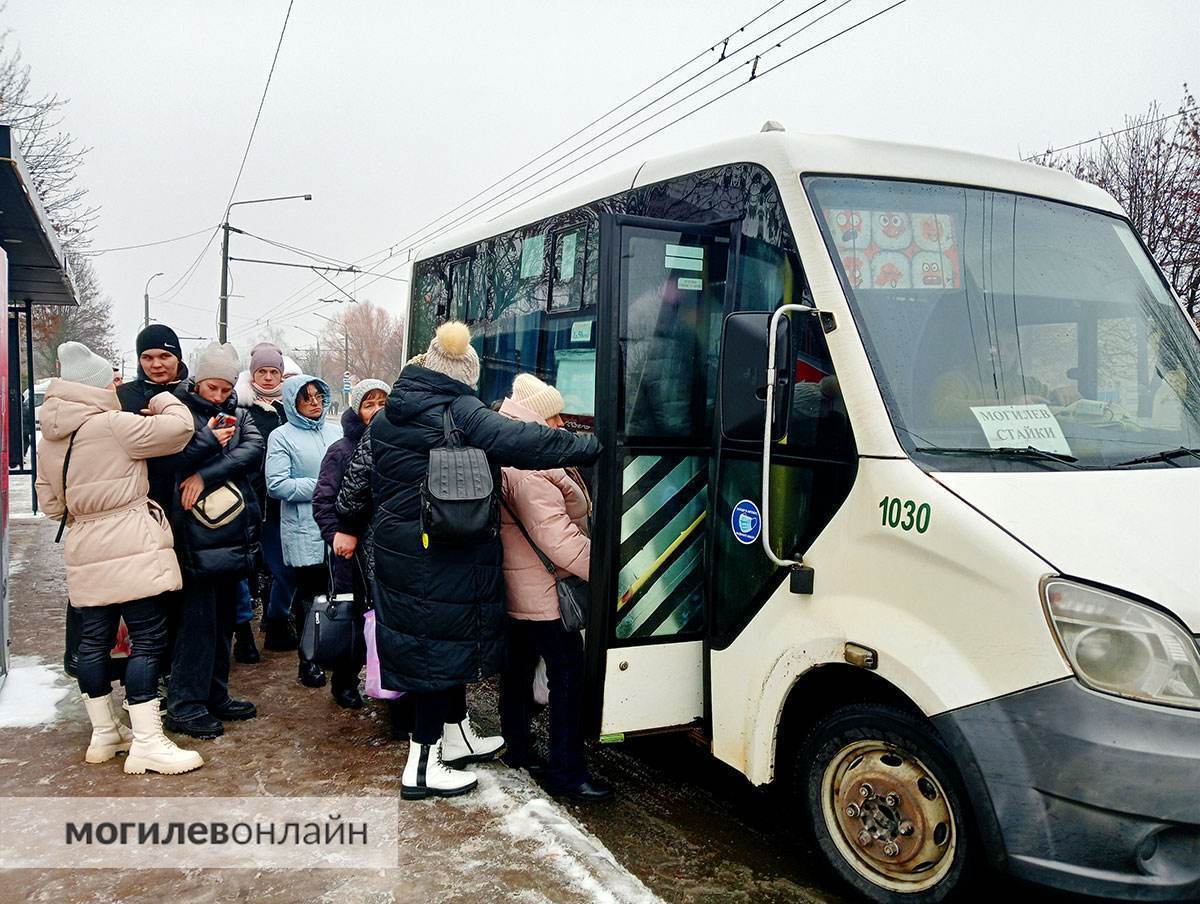 «Люди занимают очередь на маршрутку за час». Могилевчане интересуются, что происходит с маршрутом «Могилев-Стайки» — отвечаем