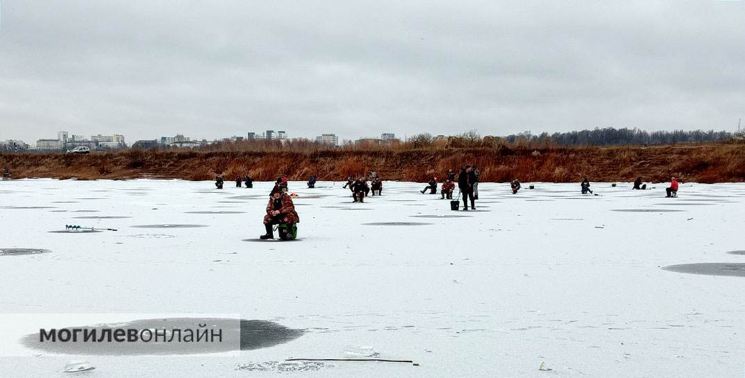 «Рыбалка на грани безумия или как сомнительный улов дороже собственной жизни» — посмотрите, как рыбаки в Могилеве выходят на незамерзший Фатинский залив