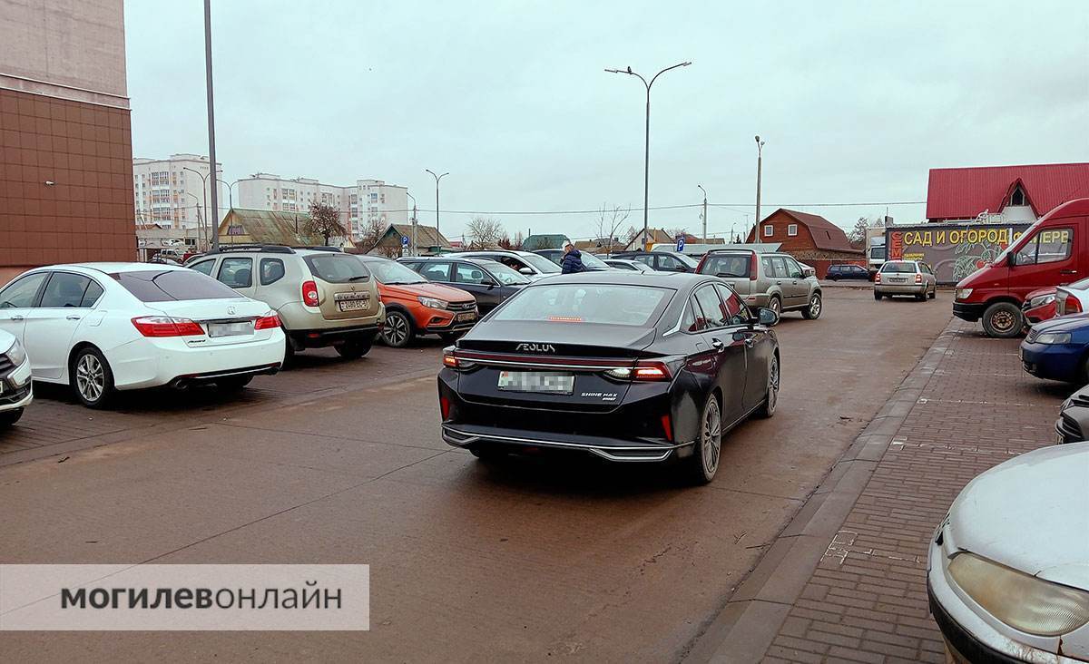 Вместо стоянки — тротуар для пешеходов. Узнали, что случилось с парковкой у ТЦ «Арбат»